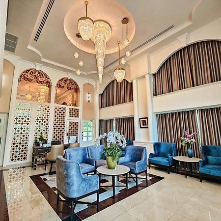 Siri Grand Bangkok Hotel Banguecoque Exterior foto