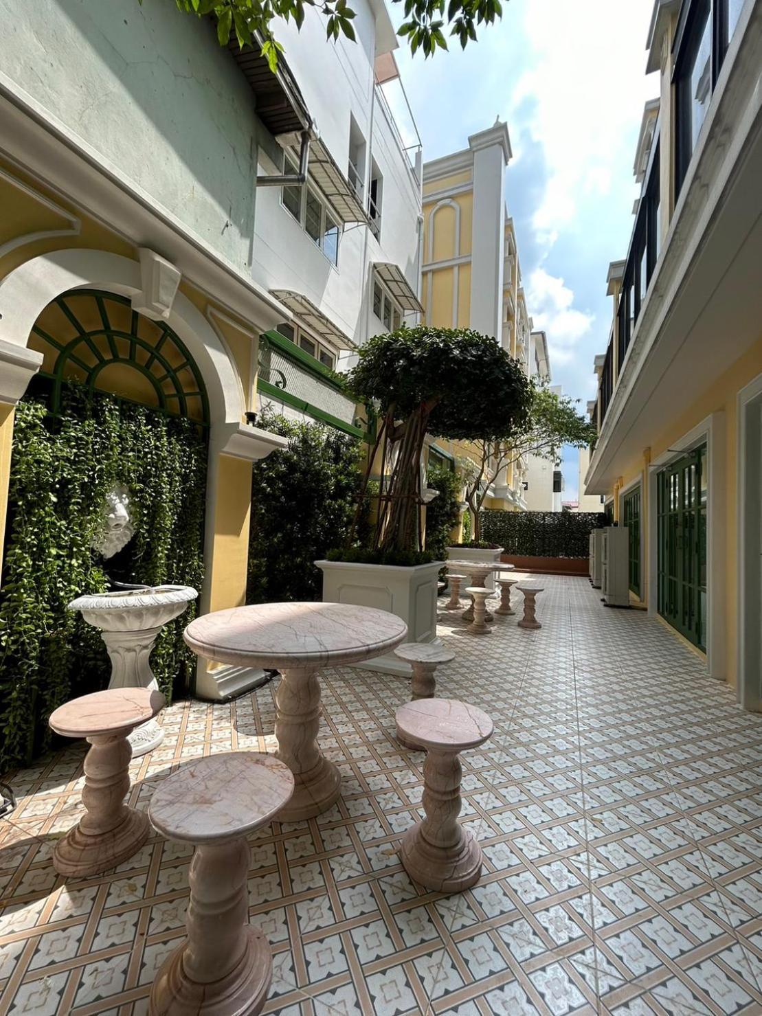 Siri Grand Bangkok Hotel Banguecoque Exterior foto