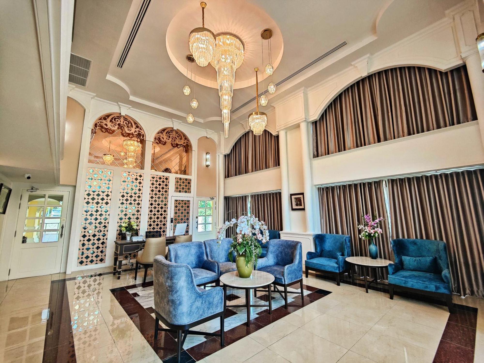 Siri Grand Bangkok Hotel Banguecoque Exterior foto