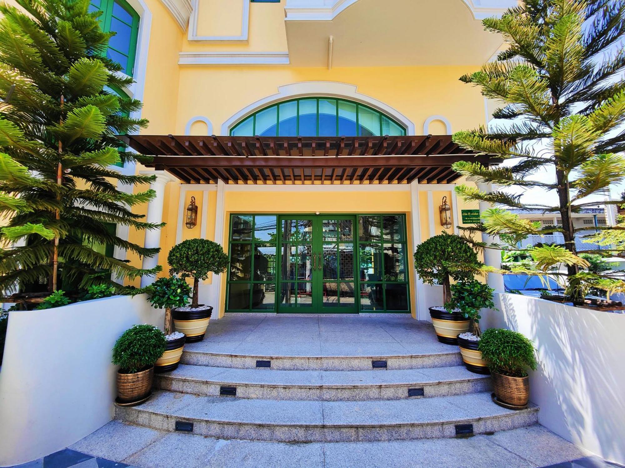 Siri Grand Bangkok Hotel Banguecoque Exterior foto
