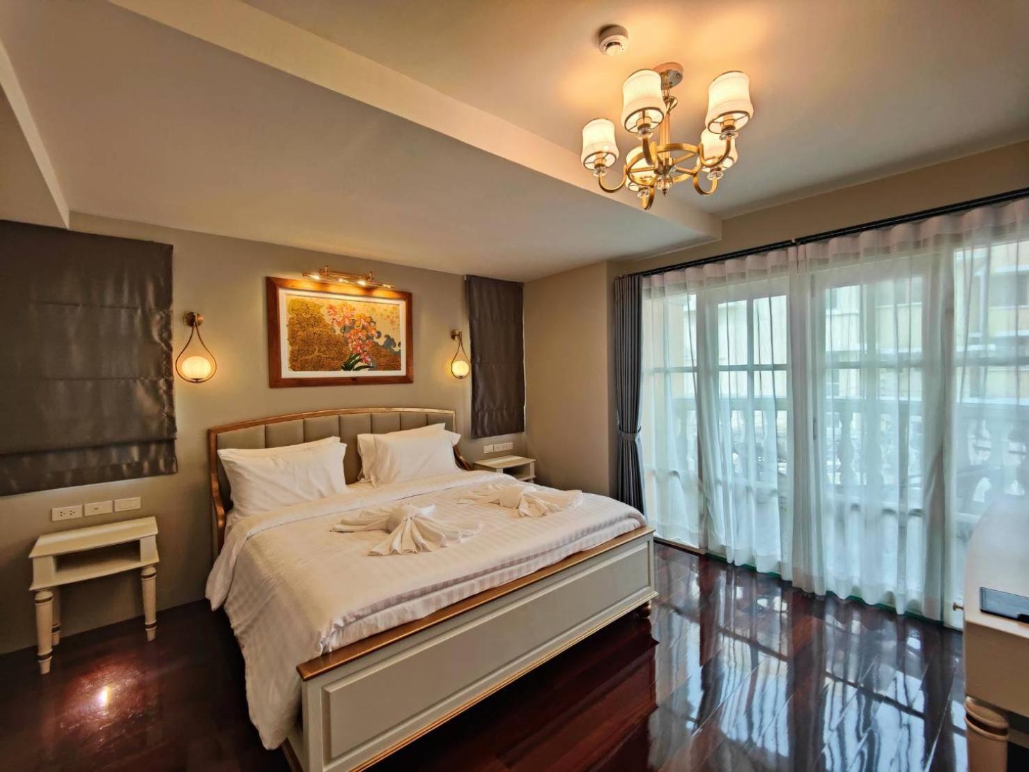 Siri Grand Bangkok Hotel Banguecoque Exterior foto