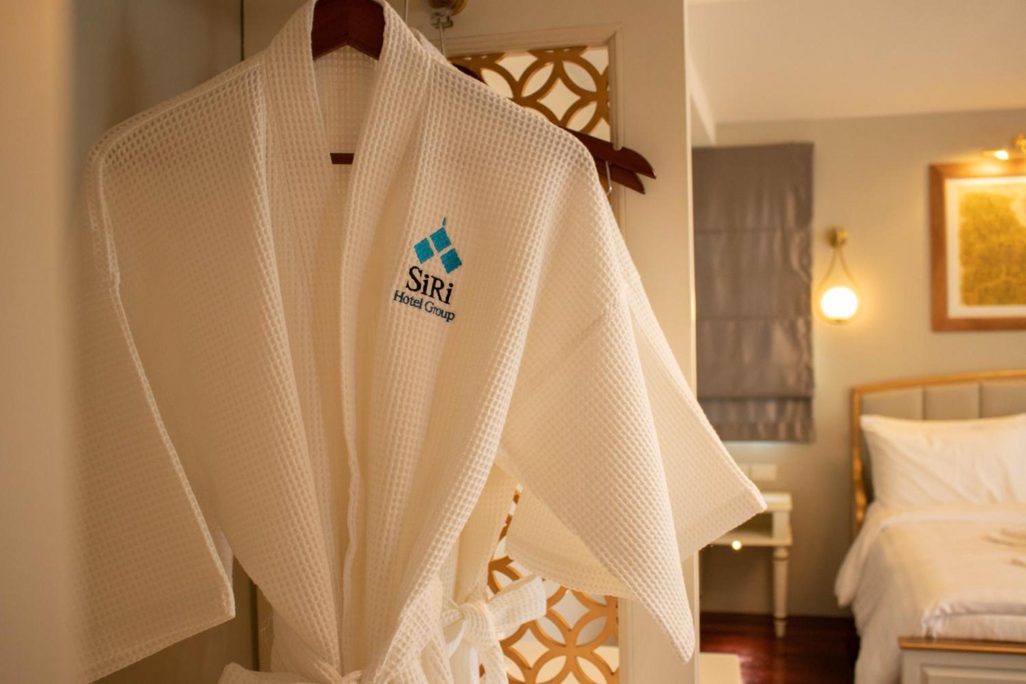 Siri Grand Bangkok Hotel Banguecoque Exterior foto