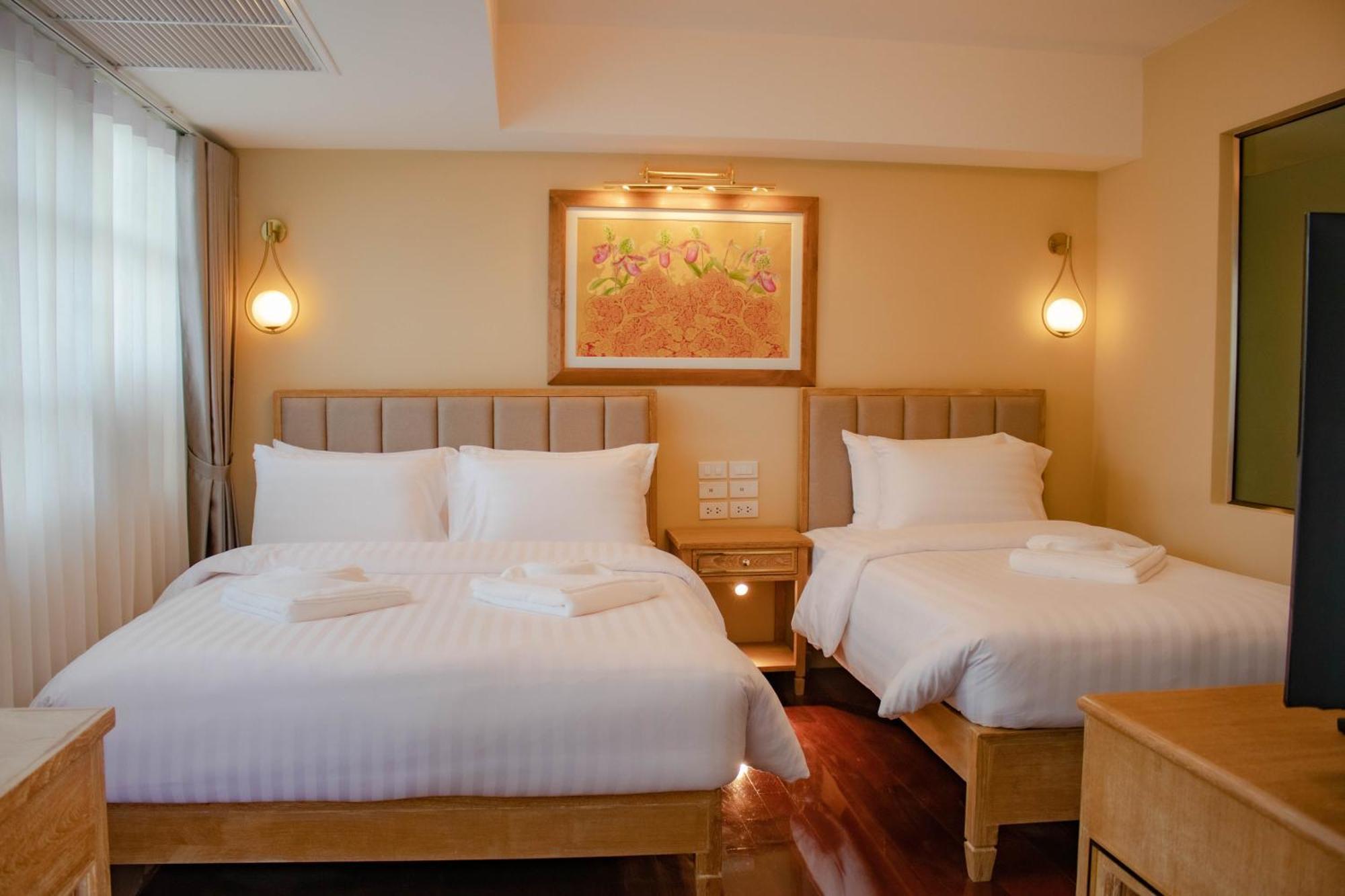Siri Grand Bangkok Hotel Banguecoque Exterior foto