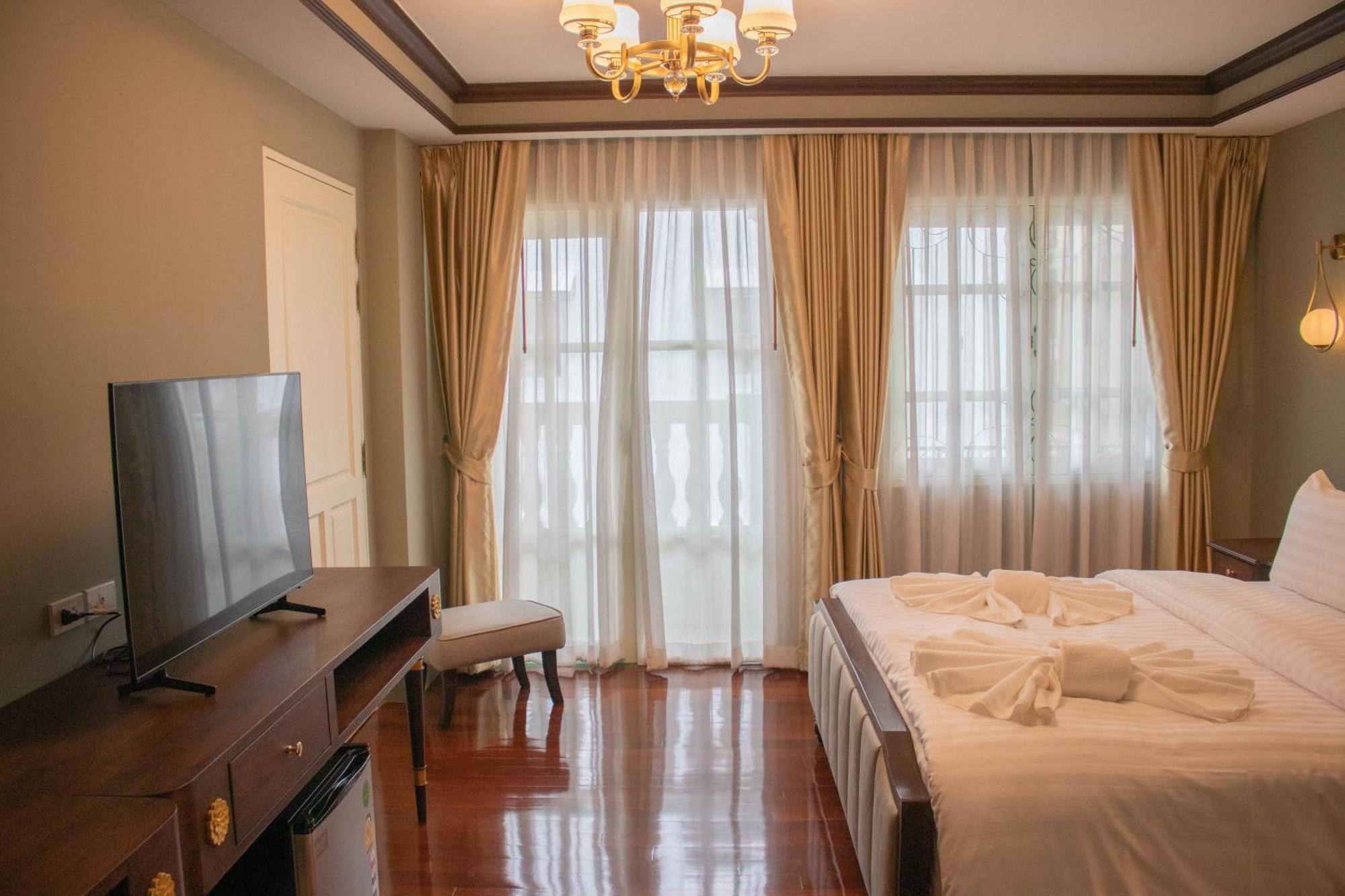 Siri Grand Bangkok Hotel Banguecoque Exterior foto